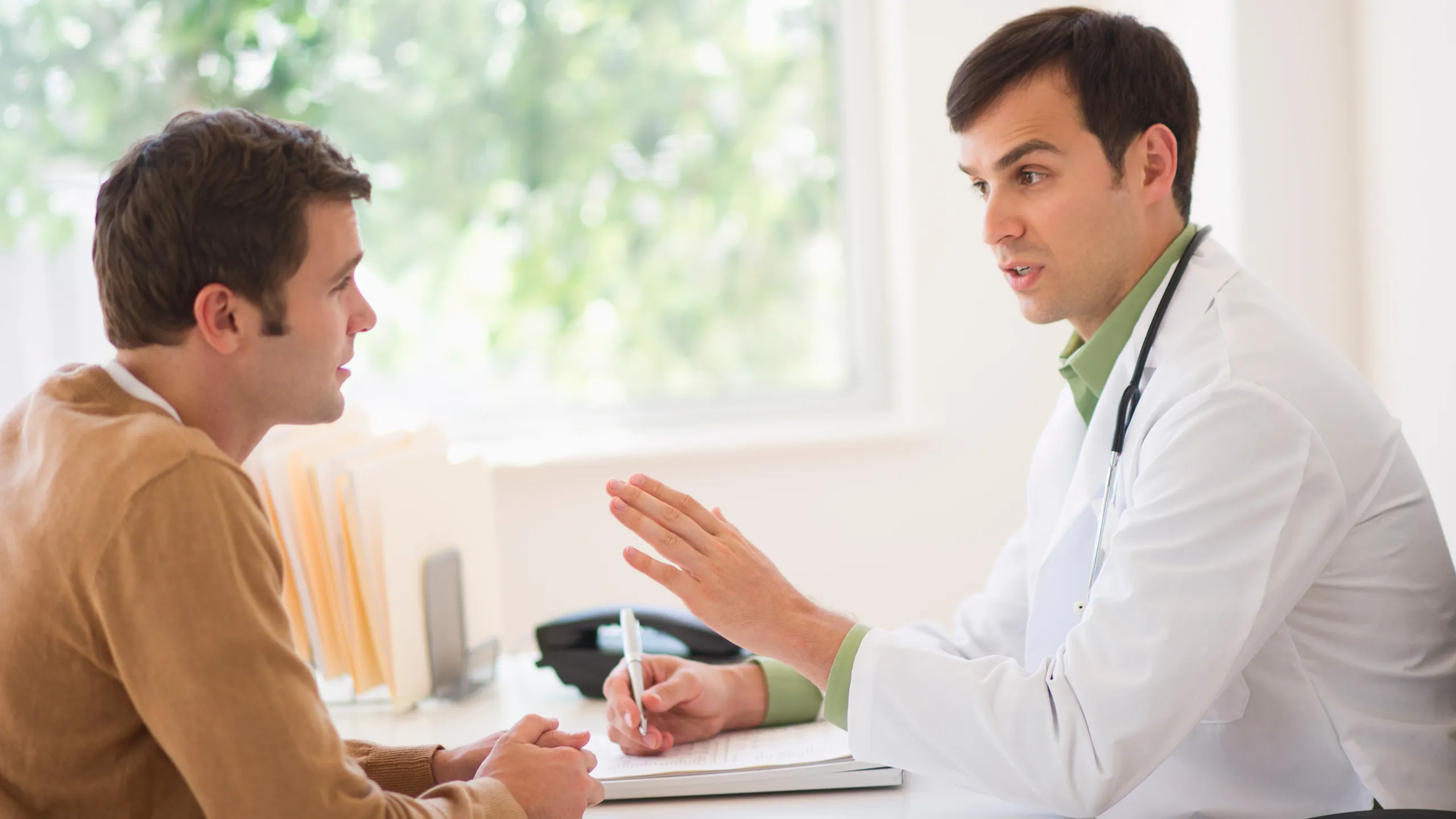 GettyImages 136596059 razones hombres doctor cover 2
